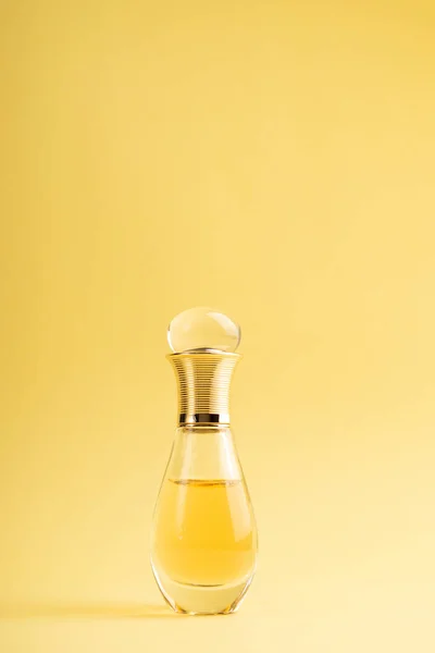 Paris Francja Maja 2021 Perfumy Dior Żółto Złotym Tle Piękny — Zdjęcie stockowe