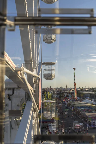 游乐园中摩天轮的垂直镜头 — 图库照片