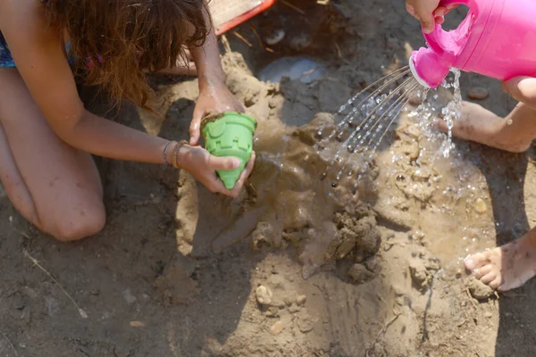 Een Hoge Hoek Opname Van Kinderen Die Zandkastelen Maken Met — Stockfoto