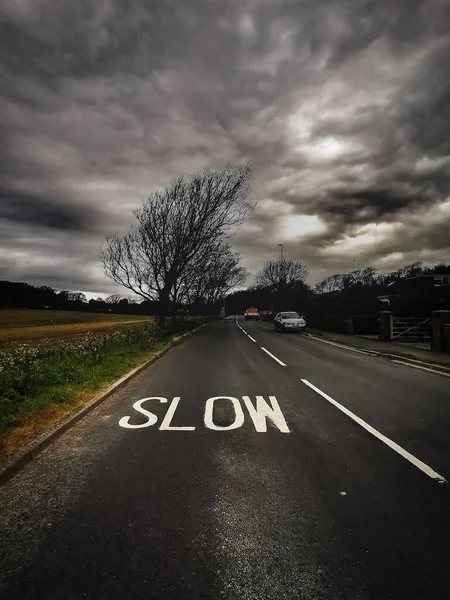 Ένα Κάθετο Πλάνο Του Slow Γραμμένο Στην Εθνική Οδό Κάτω — Φωτογραφία Αρχείου
