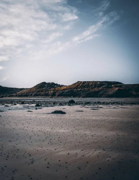 Tiro Vertical Uma Bela Praia Com Falésias — Fotografia de Stock