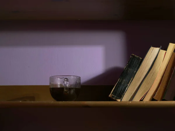 Чашка Свежего Кофе Обложке Книги — стоковое фото
