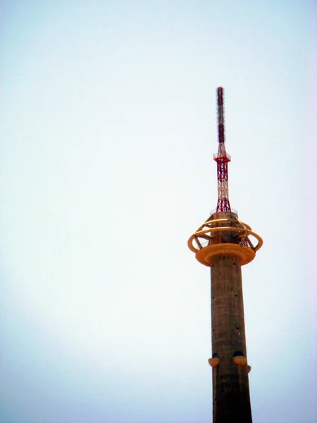 Tiro Vertical Topo Uma Torre Dia Ensolarado Com Céu Limpo — Fotografia de Stock