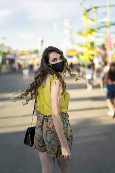 Disparo Vertical Una Joven Mujer Caucásica Usando Una Máscara Parque — Foto de Stock