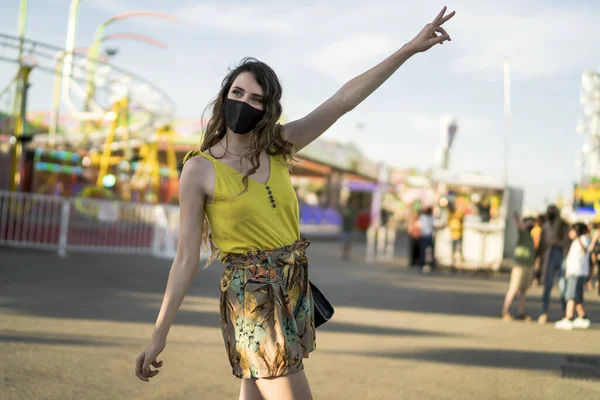 Primer Plano Una Joven Mujer Caucásica Usando Una Máscara Parque — Foto de Stock