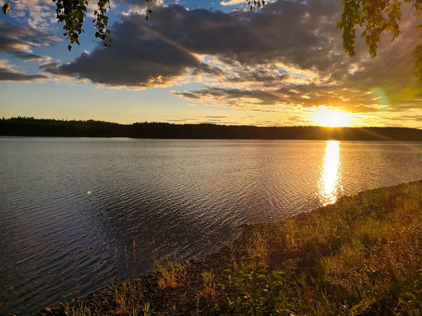 Krásný Výhled Zapadající Oblohu Odrážející Klidném Moři — Stock fotografie