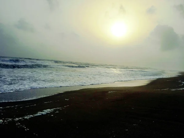 Closeup Shot Sandy Seashore Wavy Sea Sunlight — Stock Photo, Image