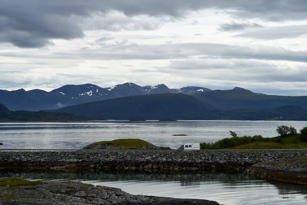 Motorhome Está Dirigindo Atlantic Ocean Road Noruega Tempo Severo Céu — Fotografia de Stock