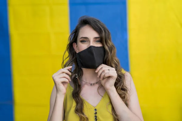 Primer Plano Una Joven Mujer Caucásica Quitándose Máscara Protectora Aire — Foto de Stock