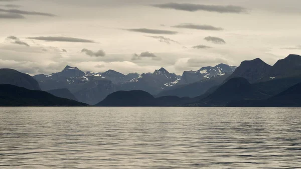 Μια Όμορφη Φωτογραφία Του Φιόρδ Και Των Βουνών Στο Molde — Φωτογραφία Αρχείου