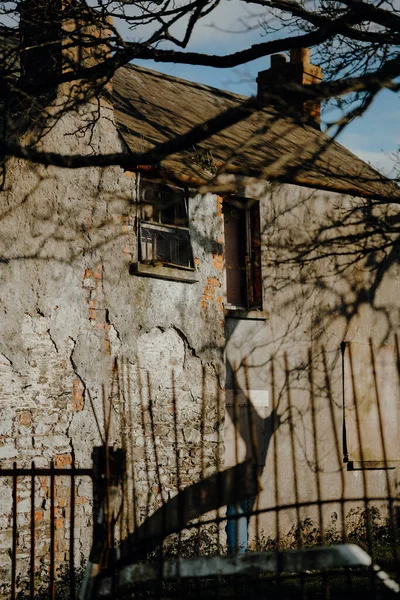 Tiro Vertical Uma Casa Abandonada Vintage — Fotografia de Stock