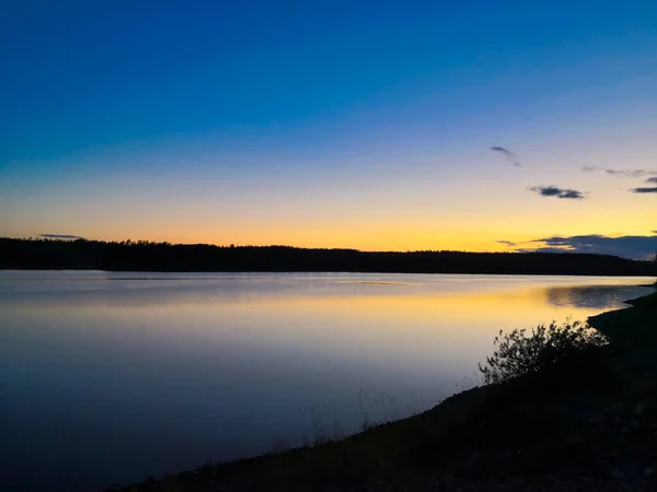 Ein Schöner Blick Auf Den Sonnenuntergangshimmel Der Sich Friedlichen Meer — Stockfoto