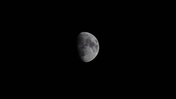 在漆黑的夜空中 一轮灰蒙蒙的月亮照片 — 图库照片