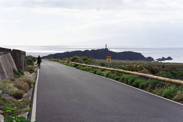 Vista Posteriore Uomo Che Cammina Una Strada Asfaltata Tenerife Spagna — Foto Stock