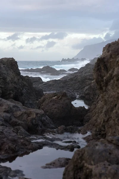 테네리페 해변의 바위에 부딪치는 — 스톡 사진