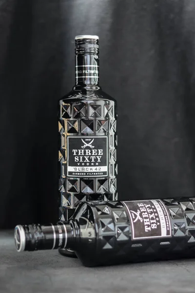 Berlim Alemanha Maio 2021 Duas Garrafas Three Sixty Vodka Black — Fotografia de Stock