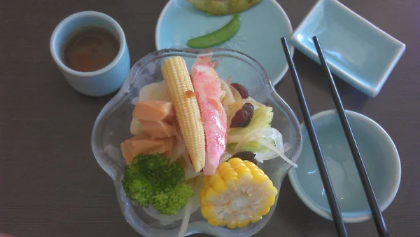 Felső Nézet Egy Japán Sushi Sashimi Fehér Edényekkel Evőpálcikákkal — Stock Fotó