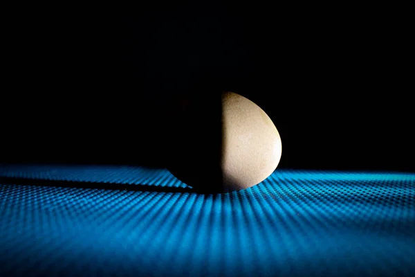 Rendering Gray Ball Blue Dotted Surface Shadow Black Background — Stockfoto