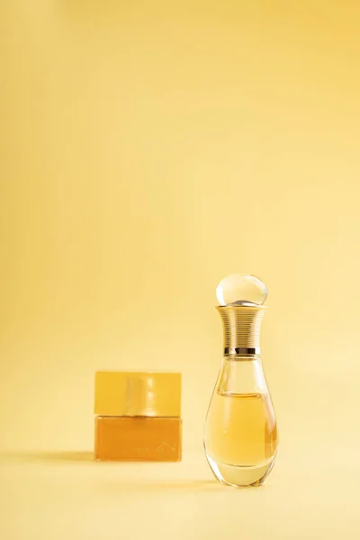 Paris Francja Maja 2021 Perfumy Dior Shiseido Zen Żółtym Złotym — Zdjęcie stockowe