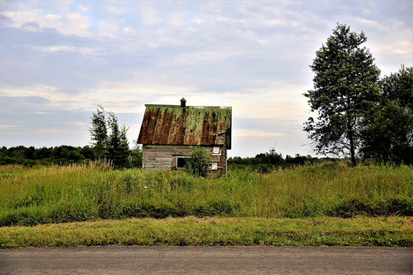 Primer Plano Paisaje Rural Con Una Antigua Casa Campo Verde — Foto de Stock