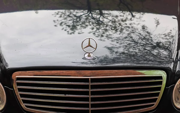 Kiel Germany Mayıs 2021 Mercedes Benz Logosunun Yeni Parlak Bir — Stok fotoğraf