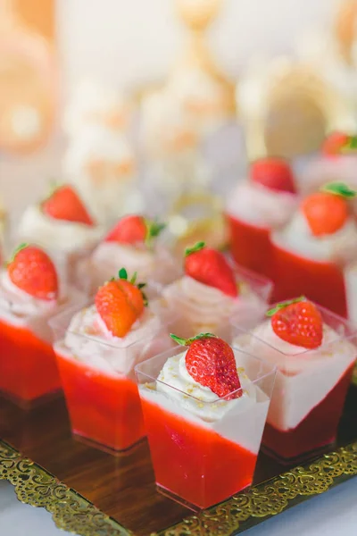 Vertical Shot Jello Dessert Strawberries Plastic Containers — Zdjęcie stockowe
