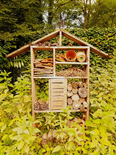 Vertical Shot House Shaped Structure Holding Wooden Objects Bright Green — Fotografia de Stock