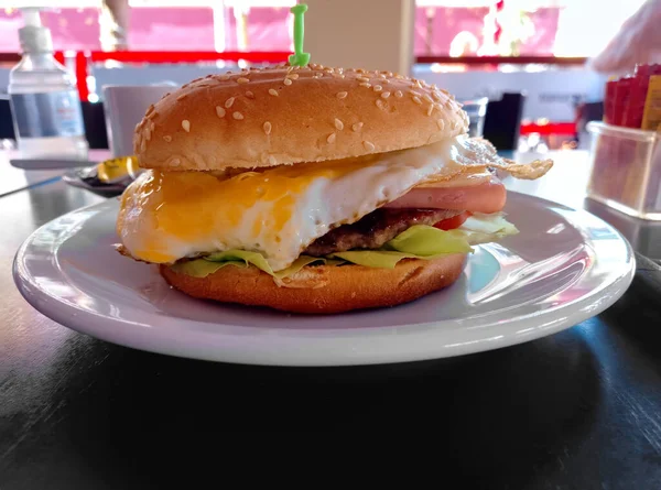 Schuss Eines Kompletten Hamburgers Oder Hackfleischburgers Mit Käse Schinken Tomate — Stockfoto