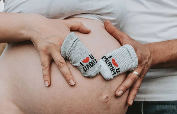 Terhes Hasának Középső Része Apa Anya Gyereket Várnak Megérintik Hasát — Stock Fotó