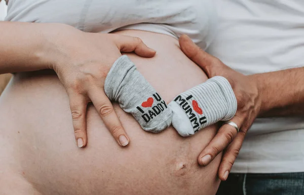 Meio Barriga Mulher Grávida Pai Mãe Esperando Bebê Tocando Sua — Fotografia de Stock