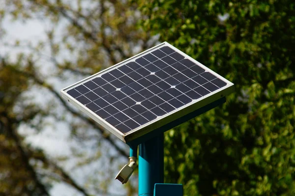 Die Stromversorgung Der Fahrgastinformation Einer Bushaltestelle Wird Durch Eine Solarzelle — Stockfoto