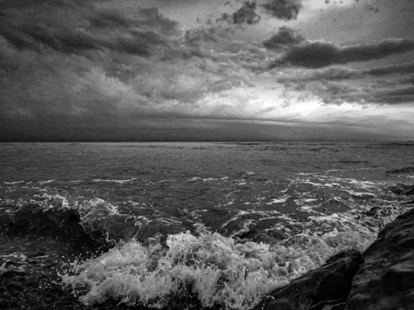 Šedivý Záběr Šplouchající Mořské Vody Zamračený Den — Stock fotografie