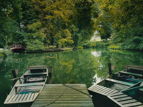 Die Holzboote Die Steg Mit Spiegelndem Wasser Und Grün Gelben — Stockfoto
