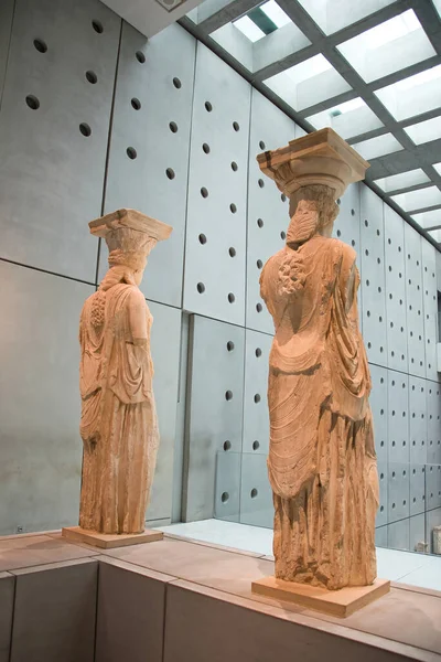 公元前5世纪美丽女孩的雕像 其中六座坐落在希腊雅典卫城博物馆Erechtheion的屋顶上 — 图库照片