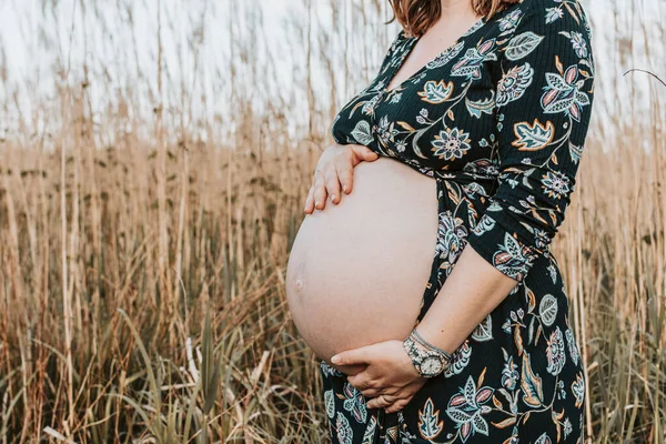 Imagem Meio Gravidez Jovem Mulher Tocando Barriga Gravidez Nua Futura — Fotografia de Stock