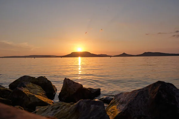 Ein Schöner Blick Auf Den Atemberaubenden Sonnenuntergangshimmel Der Sich Friedlichen — Stockfoto