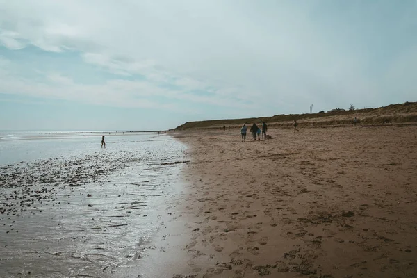 Krásný Záběr Skalnaté Pobřeží Pod Jasnou Oblohou — Stock fotografie