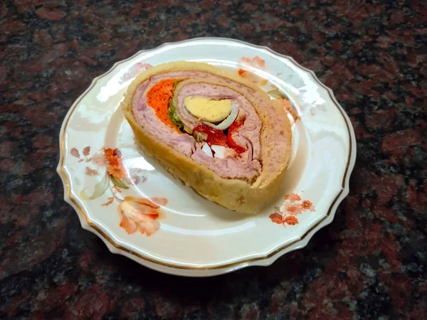 Pionono Gulungan Rolled Sponge Cake Diisi Dengan Telur Rebus Selada — Stok Foto