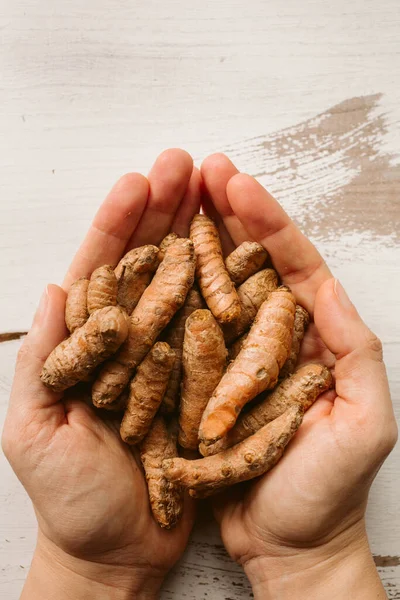 Hand Houden Kurkuma Wortel Houten Achtergrond Van Dichtbij Gezien Curcuma — Stockfoto