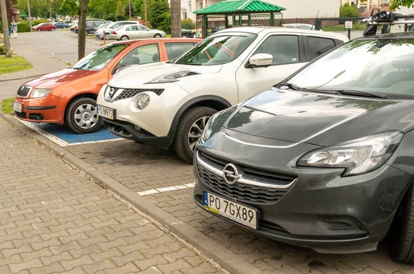 Poznan Polonia Mayo 2021 Fila Coches Aparcados Incluyendo Opel Lugares — Foto de Stock
