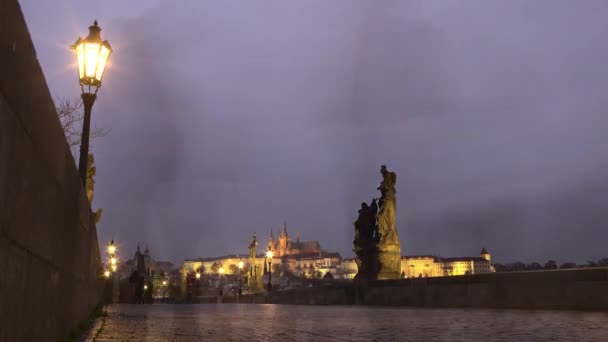 Prag Daki Charles Köprüsü Nde Alacakaranlık Arka Planda Prag Kalesi — Stok video