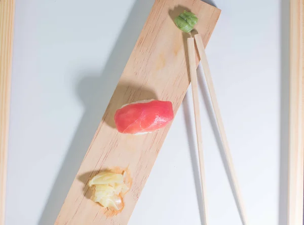 Överblick Över Tonfisk Nigiri Inlagd Ingefära Wasabi Ätpinnar Trä Sushi — Stockfoto
