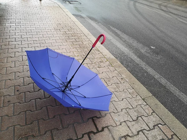 Primo Piano Ombrello Blu Aperto Abbandonato Strada — Foto Stock