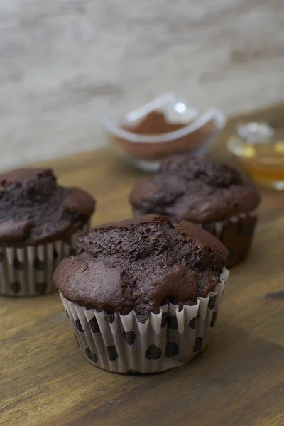 Ein Vertikaler Schuss Köstlicher Schokoladenmuffins Auf Einem Holztisch — Stockfoto