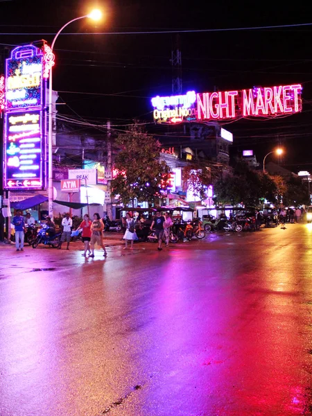 Siem Reap Cambodia Maja 2021 Światło Neonów Odbija Się Mokrej — Zdjęcie stockowe