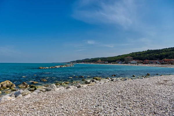 Μια Όμορφη Βραχώδης Παραλία Γαλαζοπράσινα Ήρεμα Νερά Στην Ιταλία — Φωτογραφία Αρχείου
