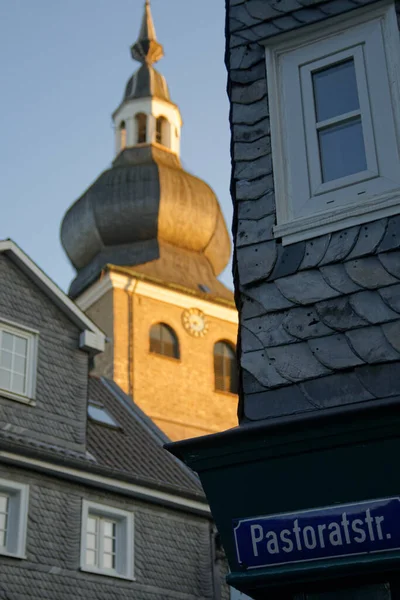 Alte Kirche Der Stadt Lennep Mit Alten Fachwerkhäusern Und Kopfsteinpflaster — Stockfoto