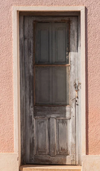 Colpo Verticale Una Vecchia Porta Bianca Durante Giorno — Foto Stock