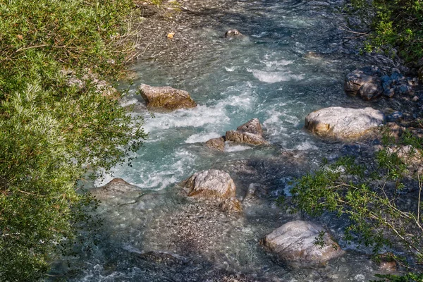 Rio Fluindo Água Longo Rochas Entre Plantas Verdes Selvagens Áustria — Fotografia de Stock