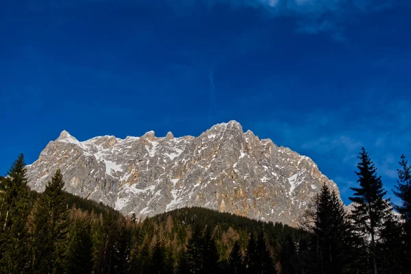 Güzel Bir Kayalık Dağ Zirvesi Görüntüsü Bir Dağ Ormanı Mavi — Stok fotoğraf